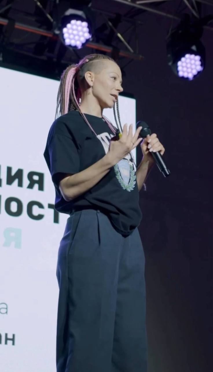 Саша Шерман на сцене